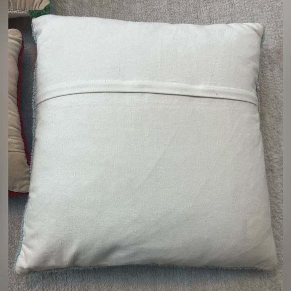 BUNDLE OF (5) HANDMADE WOOL HOOKED CHRISTMAS PILLOWS - Picture 7 of 8